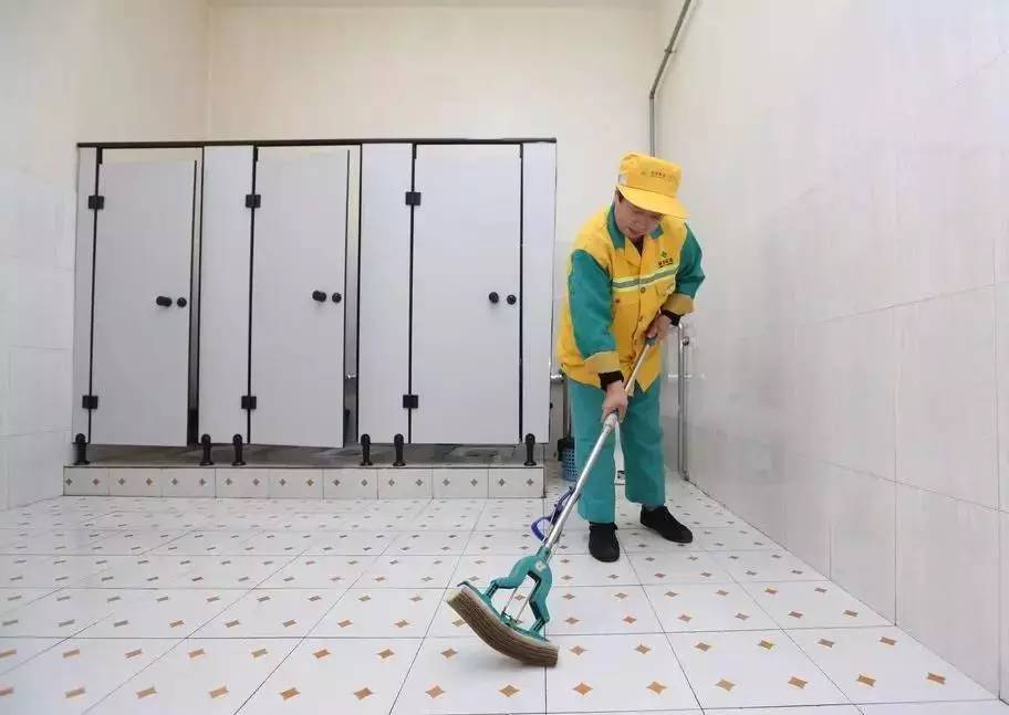 公廁方便遇女保潔 男網(wǎng)友:嚇得提著褲子就跑出來了