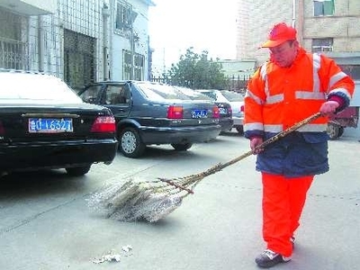 保潔員掃馬路11年培養出博士兒 女兒也是大學生