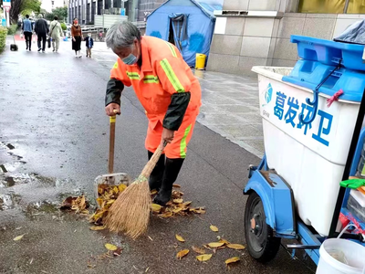 暴雨后,環(huán)衛(wèi)工人和泥沙、落葉干上了!